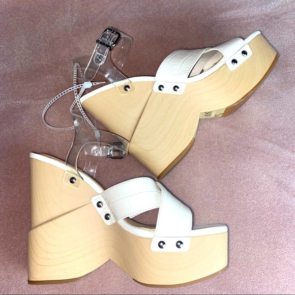NWT Gianni Bini White Sandal Platforms